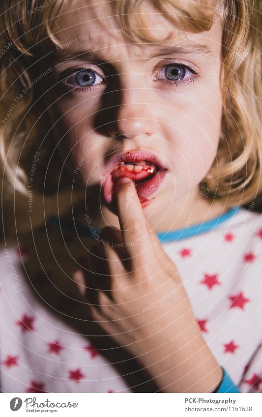 Zahnfee feminin Mädchen Junge Frau Jugendliche Auge Mund Lippen Zähne blond Schmerz Angst Zahnfleisch Zahnschmerzen Zahnlücke zahnfee Blut Farbfoto mehrfarbig