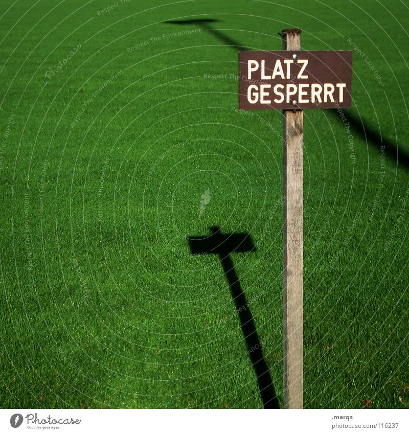 Platz Gesperrt Geschrieben Auf Schild In Der Ecke Von Einem Sportplatz Mit Grunem Rasen Neben Einer Strasse Ein Lizenzfreies Stock Foto Von Photocase