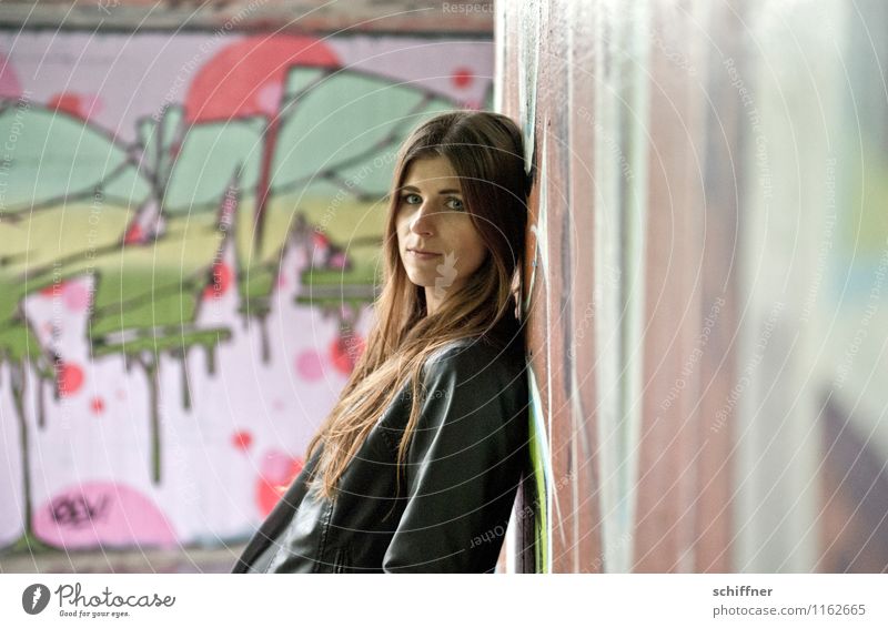 FR UT | anlehnen feminin Junge Frau Jugendliche Kopf 1 Mensch 18-30 Jahre Erwachsene schön Graffiti Wand Wandmalereien Spray Traurigkeit langhaarig