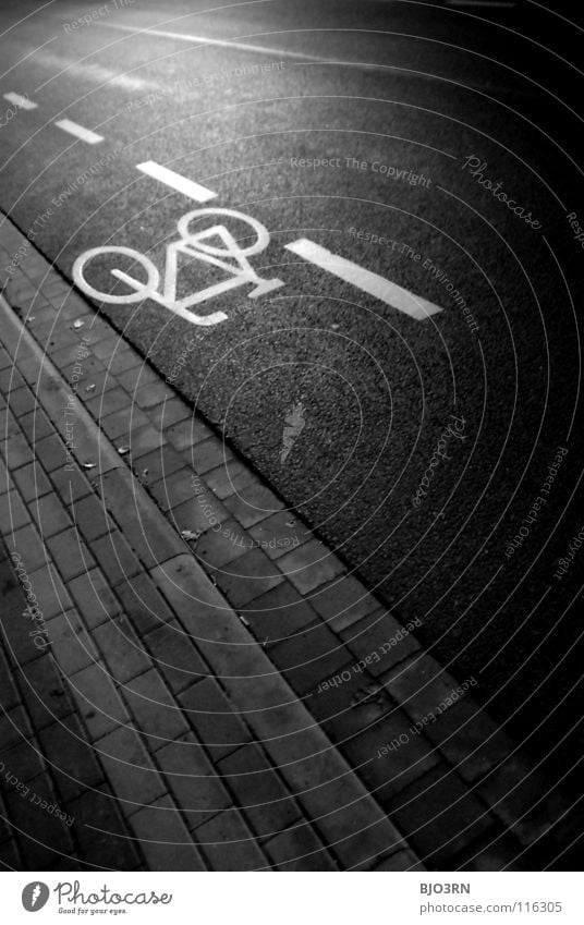 auch flachgelegt ;) Beton Nacht graphisch weiß dunkel Fahrradweg Logo Bordsteinkante Nachtaufnahme Hochformat vertikal pflastern Alltagsfotografie Verkehr