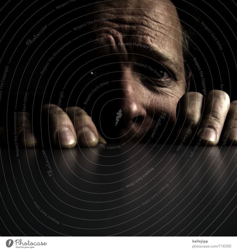 countdown Angst Thriller Hand Finger Mann Nasenloch Reflexion & Spiegelung Fingernagel Tisch Panik Gesicht tischkante verstecken Elektrizität Nervosität