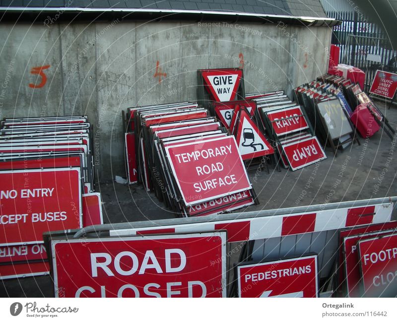 Britische Straßenschilder Schilder & Markierungen rot England Straßennamenschild Verkehr Road Street signs red Road closed Pedestrians
