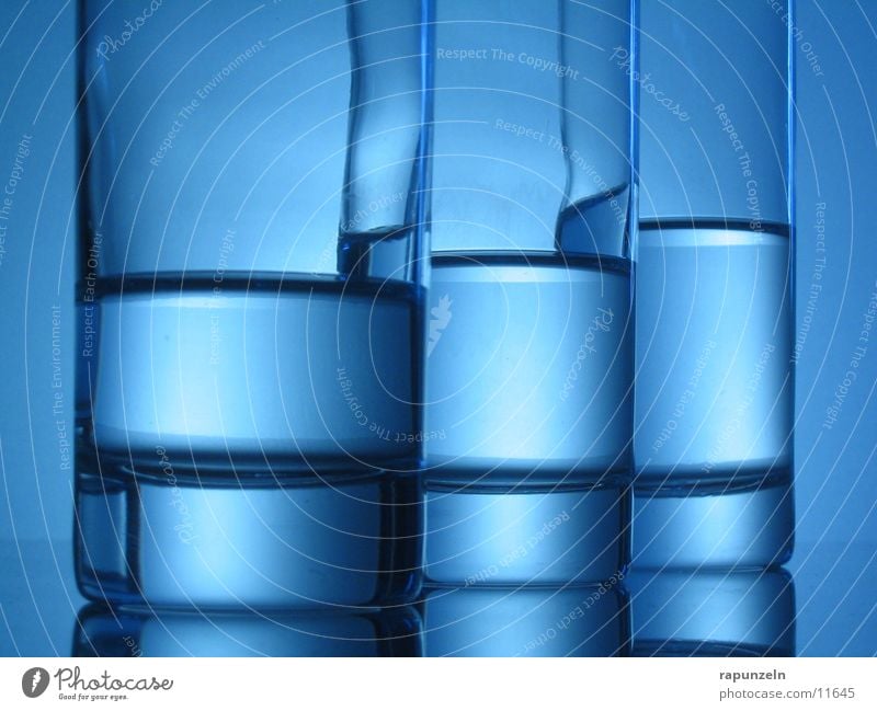 Blaues Glas #06 trinken Abstufung Ernährung blau Wasser unausgewogen ungleich ungleichmäßig unausgeglichen kaskadiert Treppe Niveau Wasserstand Gegenlicht 3