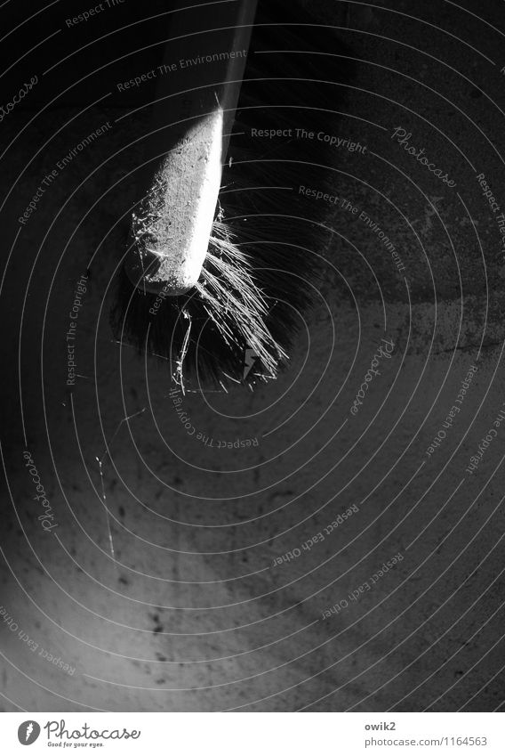 Abhänger Kammer Kehrbesen Handfeger Handbesen Mauer Wand hängen alt dunkel trist ruhig stagnierend Vergänglichkeit Zufriedenheit Spinngewebe Lichteinfall