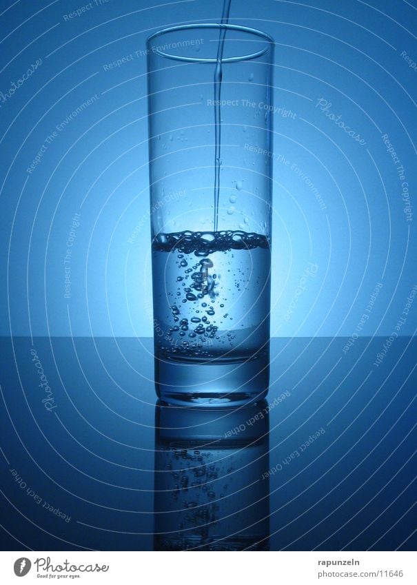Blaues Glas #07 fließen Ernährung blau Wasser gießen Blase Momentaufnahme Wasserblase eingießen halbvoll glänzend Lichterscheinung Oberfläche 1
