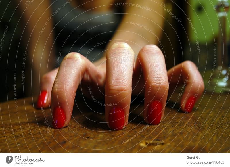 .oOo. Sektglas Tischplatte Holz Holztisch Finger 5 Hand Zeigefinger Spinne Frau Frauenhand feminin Trommel Nagellack rot kratzen zerkratzen nehmen Gefühle