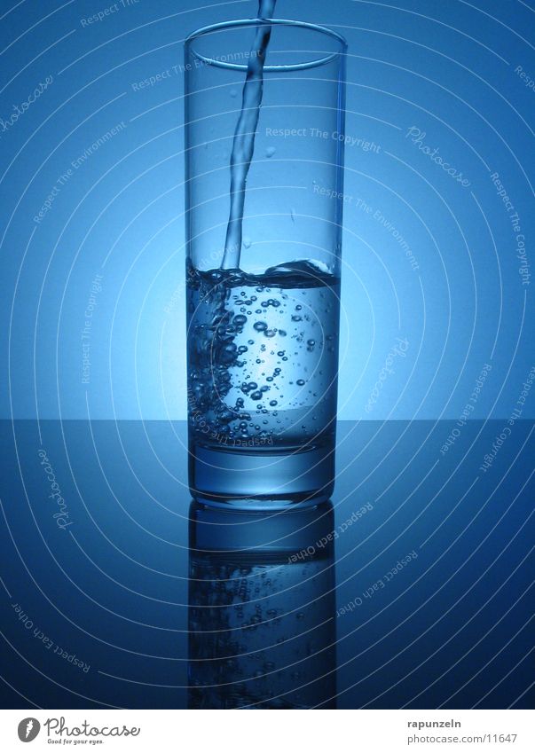 Blaues Glas #08 fließen Ernährung blau Wasser gießen Blase Momentaufnahme Lichterscheinung Reflexion & Spiegelung aufsteigen glänzend Sauberkeit rein 1