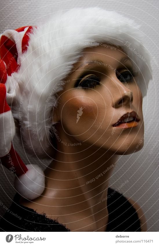 Porträt einer weiblichen Schaufensterpuppe mit einer Weihnachtsmann-Mütze auf dem Kopf. Frau Mensch falsch Fälschung Model Dekoration & Verzierung