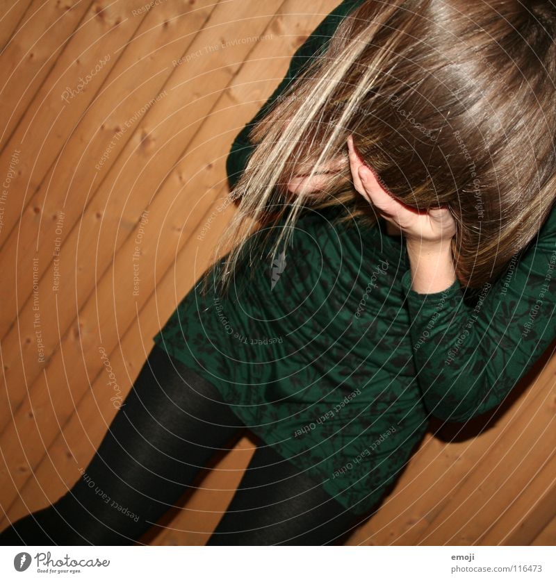 versteck dich doch nicht. Frau Jugendliche rocken authentisch Strümpfe Strumpfhose Kleid grün Holzwand Bewegung Friseur Freude Schwäche verstecken hide Gesicht