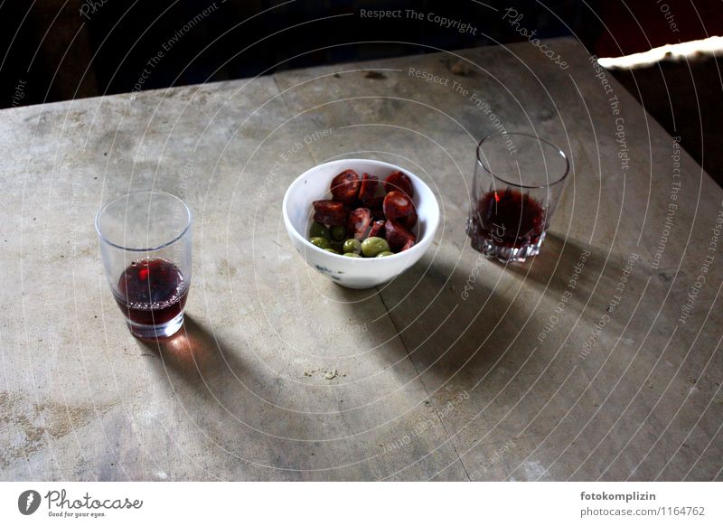 zwei Gläser mit Rotwein und Wurst - Oliven- Snack Fingerfood Wein Tisch Pause Glas genießen einfach Zusammensein lecker Appetit & Hunger pausenzeit bescheiden