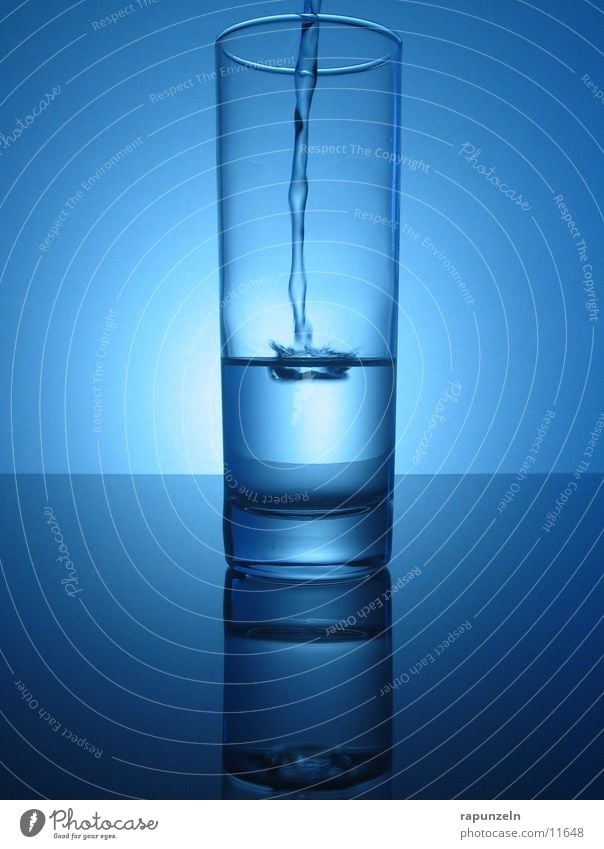 Blaues Glas #09 fließen Ernährung blau Wasser gießen Momentaufnahme eingießen Reflexion & Spiegelung glänzend Lichterscheinung halbvoll deutlich rein Oberfläche