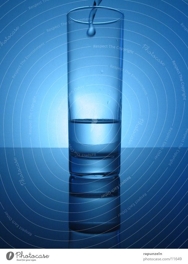Blaues Glas #10 fließen Ernährung blau Wasser gießen Momentaufnahme glänzend Schwerkraft Reflexion & Spiegelung rein deutlich halbvoll Oberfläche eingießen