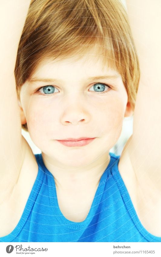 der gößte! Kind Junge Kindheit Haut Kopf Haare & Frisuren Gesicht Auge Nase Mund Lippen Arme 3-8 Jahre blond langhaarig beobachten Lächeln lachen Spielen Sport