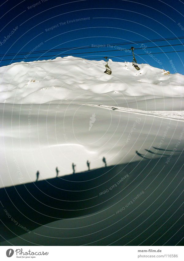 schattenski II Skifahrer Skitour Sesselbahn Neuschnee Winter kalt unberührt Tiefschnee Skifahren Dezember Bergsteigen Wintersport Schnee Schatten mehrere Alpen