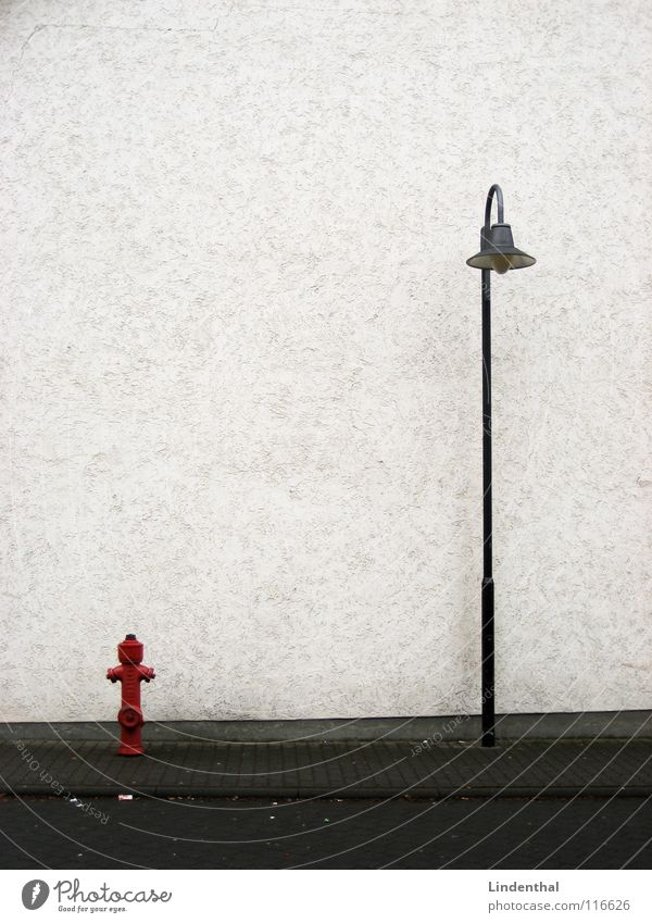 Straßenfreunde Lampe Bürgersteig Gasse Hydrant rot weiß Wand Straßenbeleuchtung Verkehr