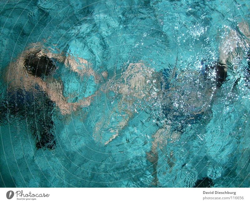 Kampf um den Schnorchel abstrakt Schwimmen & Baden tauchen Wasseroberfläche Wasserwirbel türkis 2 Menschen Schwimmbad unkenntlich unerkannt anonym gesichtslos