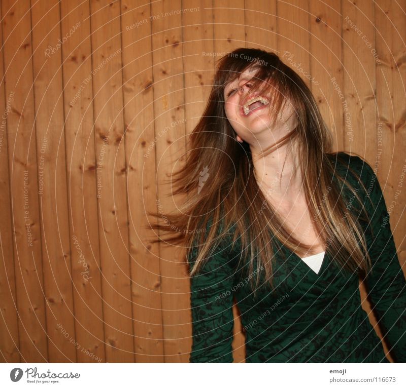 Lachflash Frau Jugendliche rocken Party authentisch Holzwand Luft Brise schön süß Beautyfotografie genießen Gute Laune Bewegung Friseur Freude Gesicht