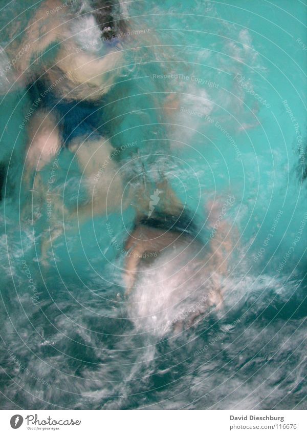 Wassermonster unter sich abstrakt Schwimmen & Baden tauchen Wasseroberfläche Wasserwirbel Unschärfe 2 Menschen Vogelperspektive anonym unerkannt unkenntlich