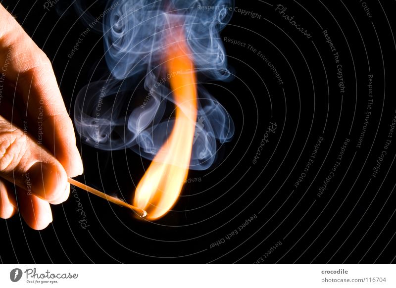 feuer????? brennen anzünden Finger heiß gefährlich Holz Rauchen entzünden Fingernagel Brand streichholz. feuer bedrohlich ein licht aufgehen Geruch Low Key