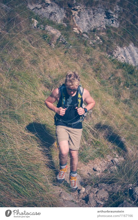 Junge Mann beim Wandern Leben ruhig Freizeit & Hobby Ferien & Urlaub & Reisen Tourismus Ausflug Sommer Sonne Berge u. Gebirge wandern Sport Klettern Bergsteigen