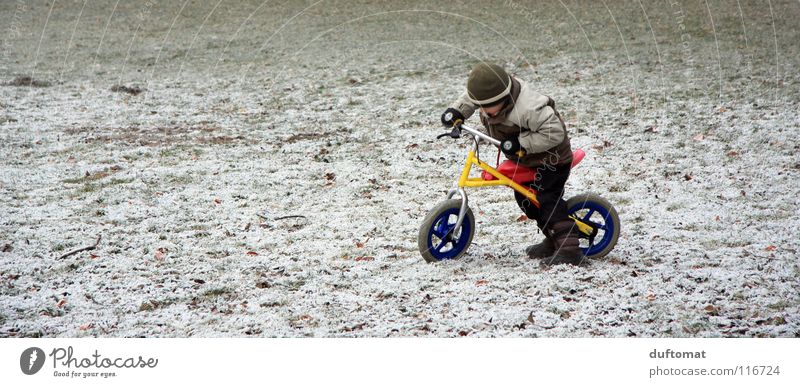 plötzlicher Wintereinbruch kalt Fahrradfahren Mütze Gelände Spielen Kind stoppen festhängen frieren erobern Junge Schnee Eis Motocrossmotorrad adventure Freude