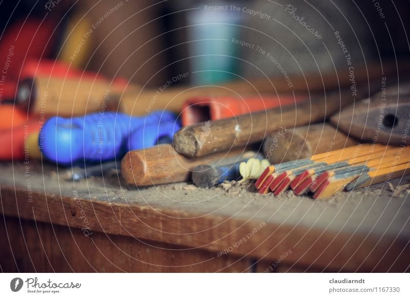 Wo gehobelt wird... Arbeit & Erwerbstätigkeit Beruf Handwerker Arbeitsplatz Werkstatt Werkzeug Hammer Messinstrument Zollstock bauen Kreativität staubig Griff
