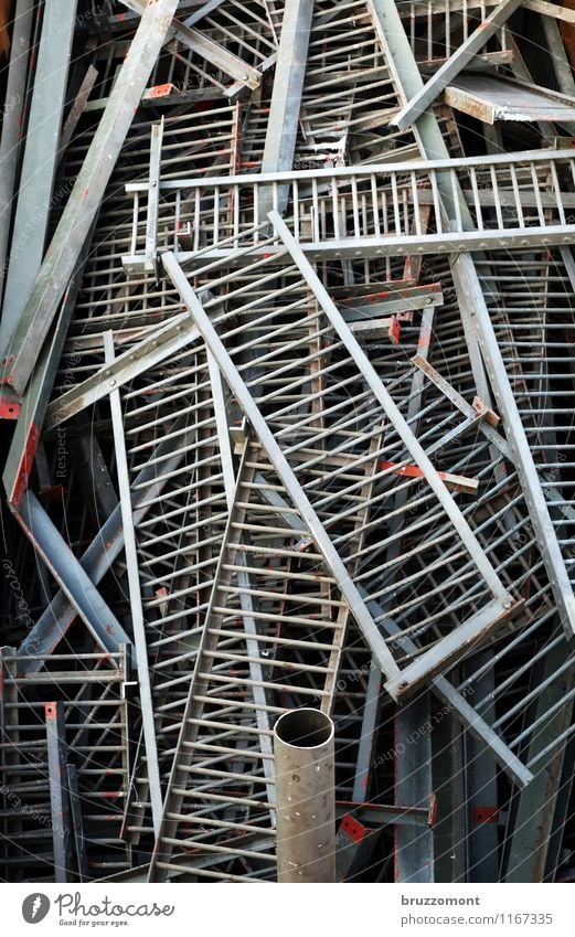 Ende Geländer Brückengeländer Metall Stahl alt grau nachhaltig Schrottplatz Recyclingcontainer Eisenrohr Container Demontage entsorgen Gedeckte Farben