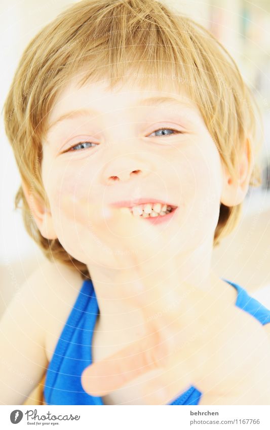 ich will auch mal! Kind Junge Familie & Verwandtschaft Kindheit Haut Kopf Haare & Frisuren Gesicht Auge Ohr Nase Mund Lippen Zähne Hand 3-8 Jahre blond
