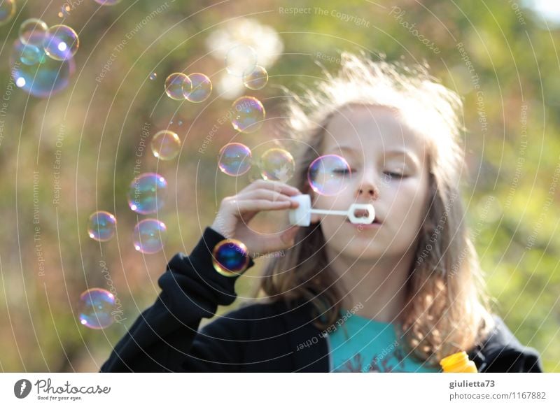 Noch mehr Seifenblasen! feminin Kind Mädchen Kindheit 1 Mensch 8-13 Jahre Spielen träumen blond glänzend grün Zufriedenheit Lebensfreude Frühlingsgefühle