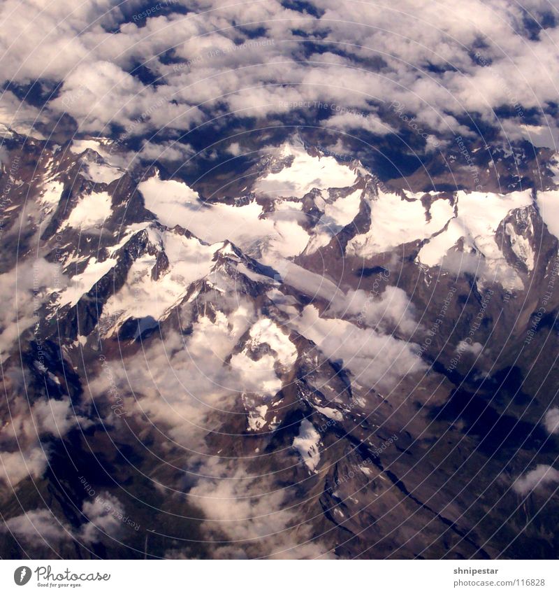 Die Alpen Ferien & Urlaub & Reisen Winter Schnee Berge u. Gebirge Natur Landschaft Urelemente Wolken Eis Frost Felsen Gipfel Schneebedeckte Gipfel hoch blau