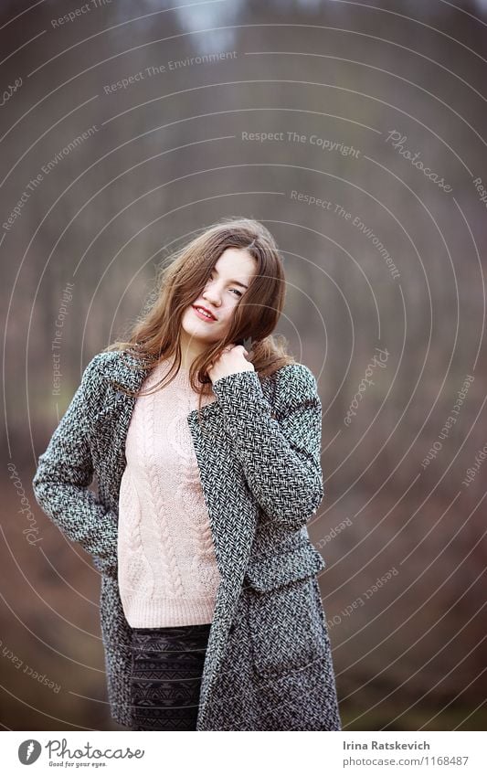 Mädchen Junge Frau Jugendliche Haare & Frisuren Gesicht 1 Mensch 18-30 Jahre Erwachsene Natur Landschaft Park Mode Bekleidung Jeanshose Pullover Mantel brünett