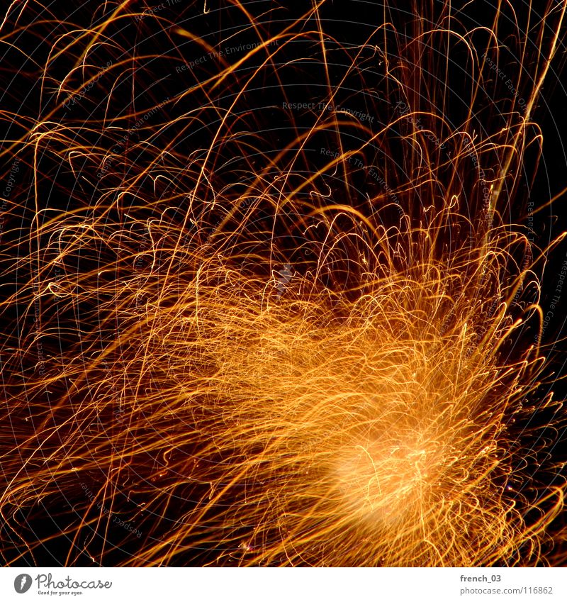 Böllern brennen explodieren Explosion Licht gelb rot laut Krach Feuerwerk Silvester u. Neujahr Mitternacht Schall Lautstärke Langzeitbelichtung zündeln leer