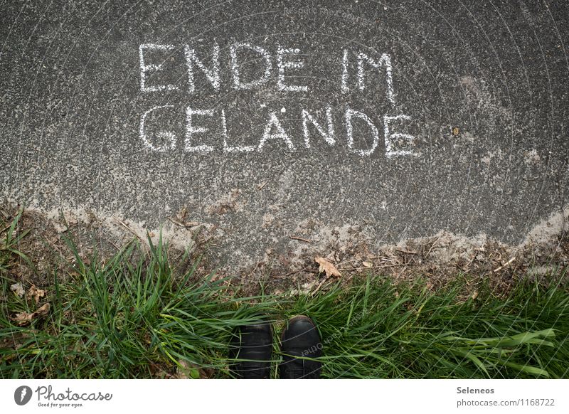 Schicht im Schacht Karriere Erfolg Fuß Umwelt Natur Pflanze Gras Wiese Schuhe Schriftzeichen Schilder & Markierungen Hinweisschild Warnschild Unendlichkeit