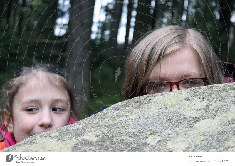 Im Sherwood Forest Mädchen Kindheit Jugendliche Leben Gesicht Auge 2 Mensch 8-13 Jahre 13-18 Jahre Schauspieler Umwelt Natur Wald Felsen Stein beobachten Blick