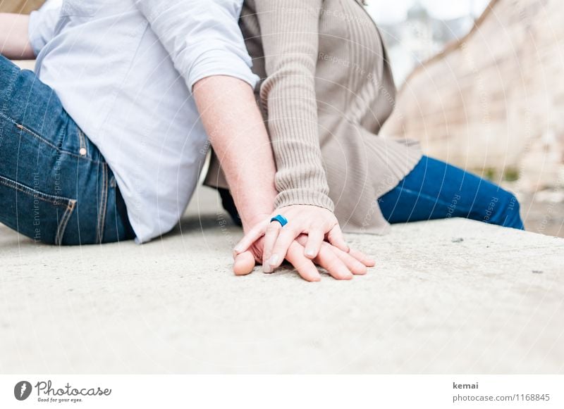 Zusammenhalt Lifestyle Stil Freizeit & Hobby Mensch maskulin feminin Paar Partner Erwachsene Leben Hand Finger 2 18-30 Jahre Jugendliche Jeanshose Jacke Ring