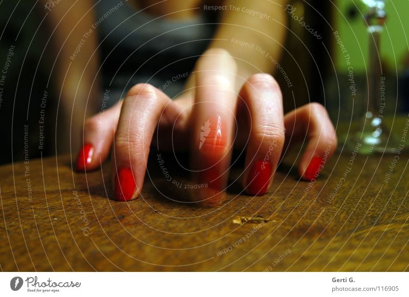 du schlimmer Finger Sektglas Tischplatte Holz Holztisch 5 Hand Zeigefinger Spinne Tippen Mittelfinger klopfen Bewegungsunschärfe Frau Frauenhand feminin Trommel