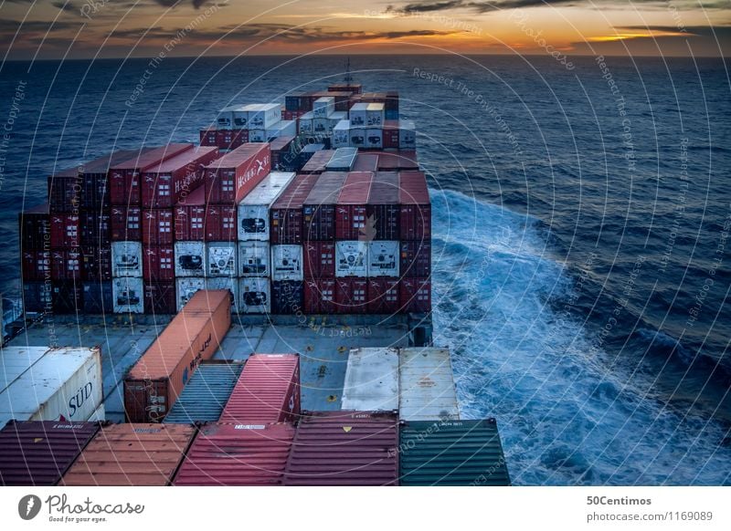 Frachtschiff auf See Abenteuer Arbeit & Erwerbstätigkeit Arbeitsplatz Güterverkehr & Logistik Transporter Transportnetz Transportfahrzeug Container
