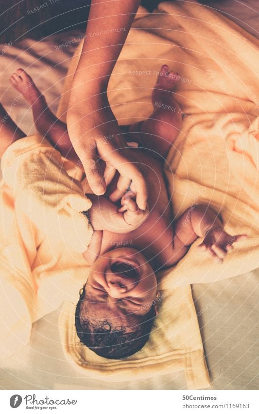 Die Geburt schön Körperpflege Gesundheit Baby Mutter Erwachsene Hand 2 Mensch 0-12 Monate nackt Badetuch Schwimmen & Baden füttern Liebe schreien weinen