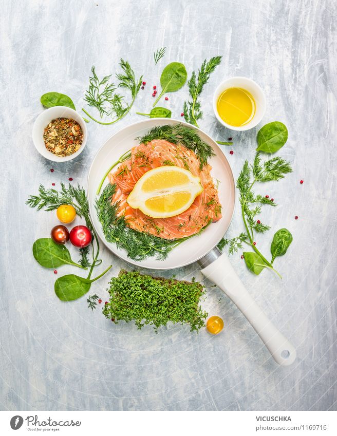 Lachsfilet in weißer Pfanne mit Kräutern und Gewürzen Lebensmittel Fisch Gemüse Salat Salatbeilage Kräuter & Gewürze Öl Ernährung Mittagessen Abendessen