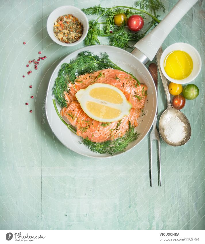 Lachsfilet mit Dill, Zitrone, Öl und Tomaten braten Lebensmittel Fisch Gemüse Kräuter & Gewürze Ernährung Mittagessen Abendessen Bioprodukte