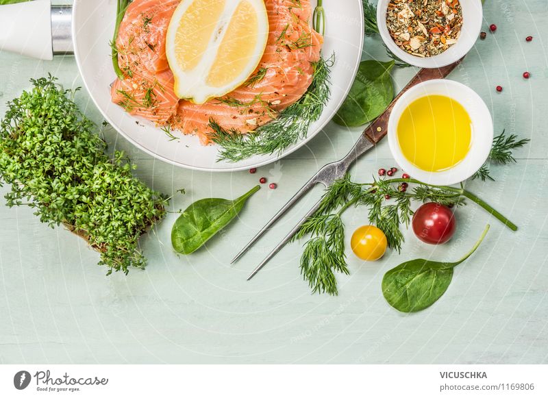 Lachs Filet in Pfanne mit Öl, Zitrone und Dill Lebensmittel Fisch Gemüse Salat Salatbeilage Kräuter & Gewürze Ernährung Mittagessen Abendessen Bioprodukte