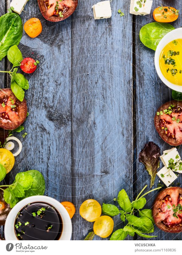 Sommer Salat Zutaten auf blauem Holztisch Lebensmittel Gemüse Salatbeilage Kräuter & Gewürze Öl Ernährung Mittagessen Bioprodukte Vegetarische Ernährung Diät