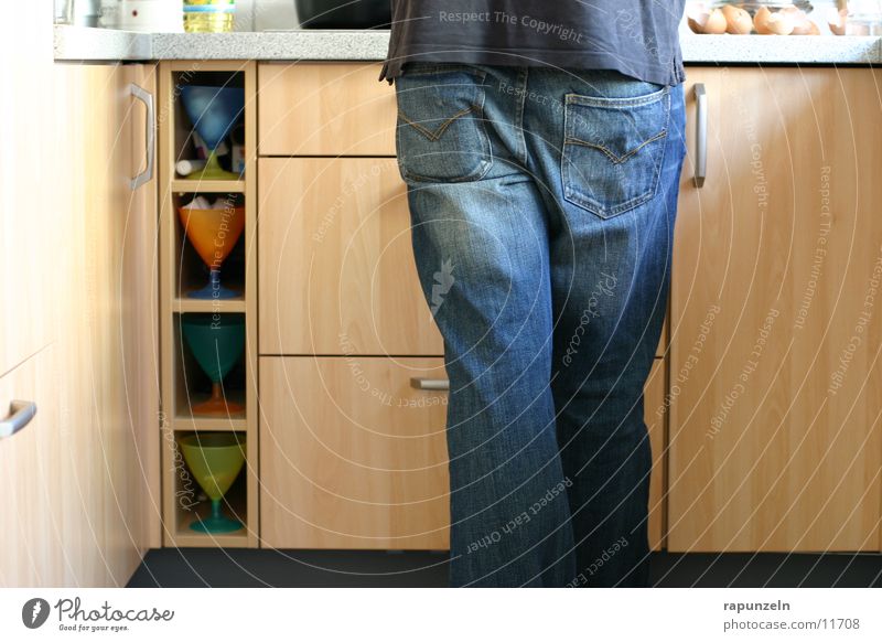 Selbst ist der Mann maskulin Küche kochen & garen Ernährung Schrank Eugen Lebensmittel Emanzipation Beine Hinterteil Jeanshose Detailaufnahme