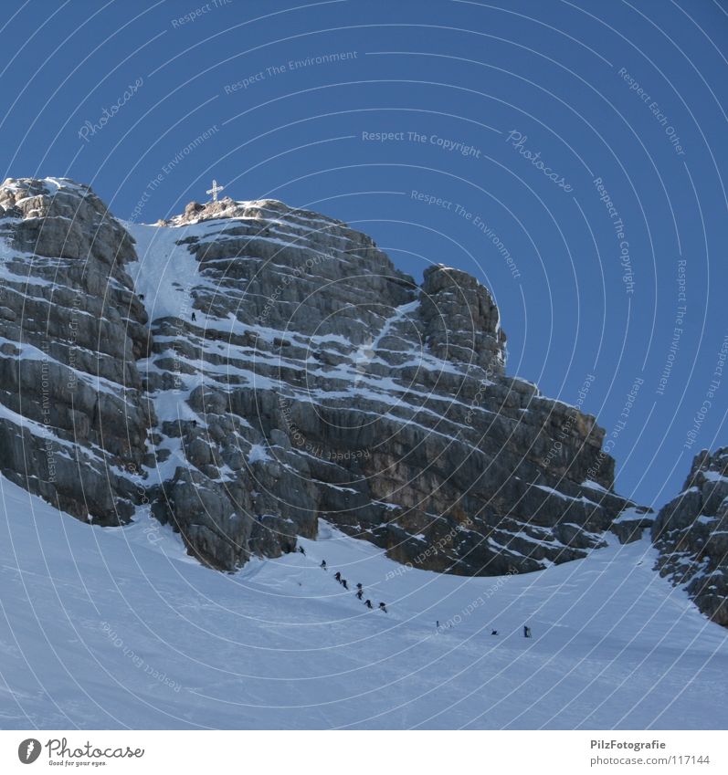Ziel Gipfelkreuz weiß wandern Bergsteigen erobern Bergsteiger Gletscher Skier gefährlich schwarz braun Dachsteingruppe kommen Berge u. Gebirge Winter Schnee