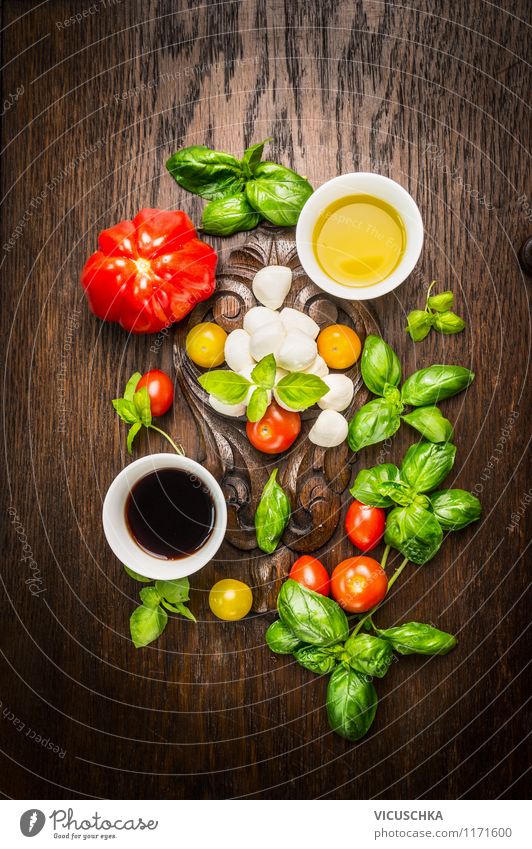 Italienische Küche -Tomaten Mozzarella Salat zubereiten Lebensmittel Käse Milcherzeugnisse Gemüse Salatbeilage Kräuter & Gewürze Öl Ernährung Mittagessen Büffet