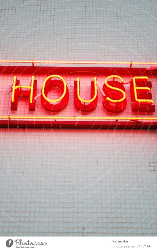HOUSE Haus Techno elektronisch laut Handzettel Leuchtreklame Werbung fließen Wand rot Überschrift Club Party clubbing Kontrabass Tanzen dancing dance