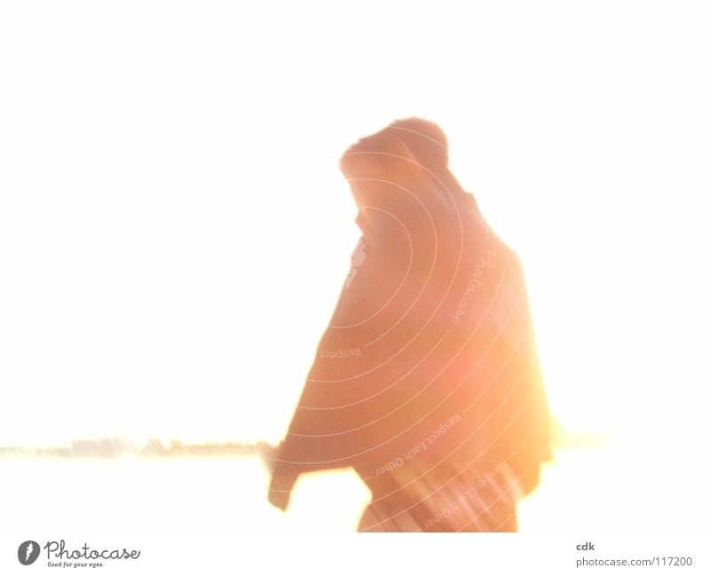 Mensch in Bewegung | Traumsequenz | zurück. vertikal Seite Torso Schleier Gegenlicht Licht Monochrom rot Sonnenuntergang Überbelichtung Geschwindigkeit