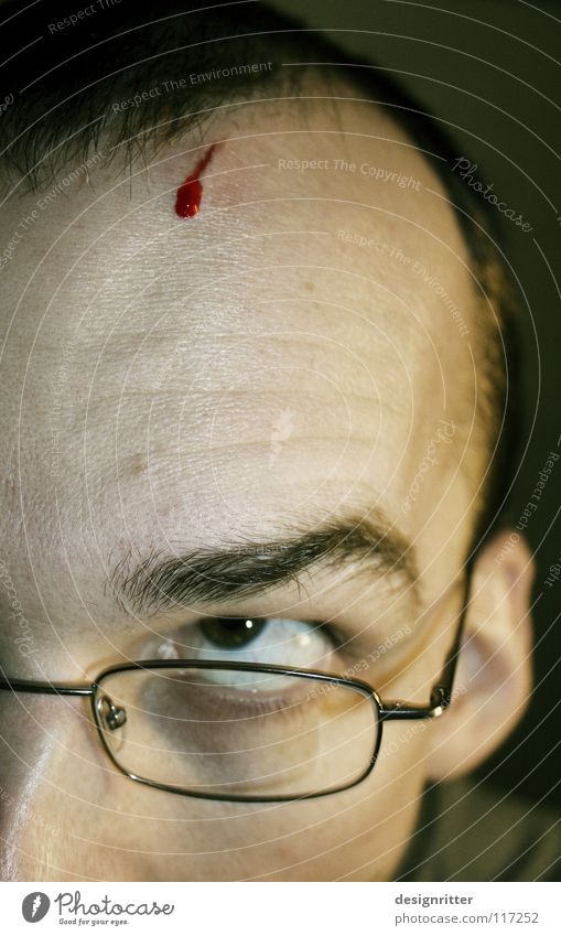 Erkenntnis Stirn verletzen Wunde Blut Kratzer Schnittwunde geschnitten Gedanke Verstand Verständnis entdecken Denken platzen brechen zerspringen explodieren