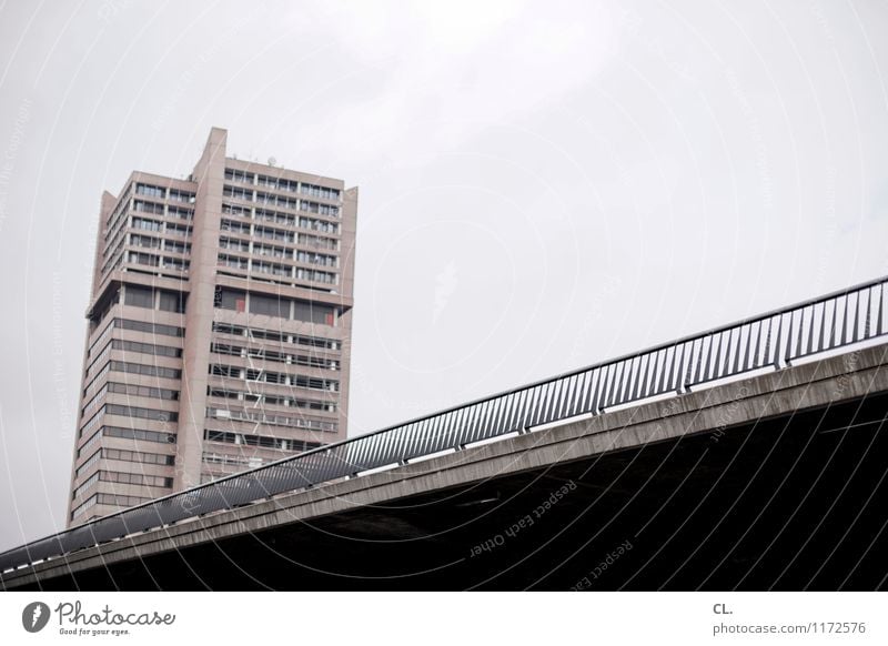 hochhaus Himmel Wolken Stadt Hochhaus Brücke Bauwerk Gebäude Architektur Brückengeländer eckig grau Farbfoto Gedeckte Farben Außenaufnahme Menschenleer Tag