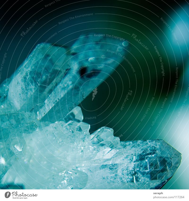 Bergkristall tiefquarz Quarz Prisma Alternativmedizin Medikament rein Reinheit durchsichtig Eiskristall Kristallstrukturen Kristalle Schneekristall Stein